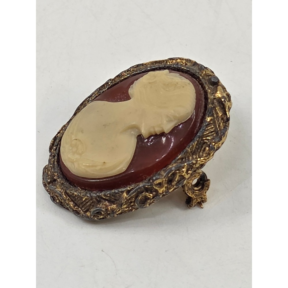 Vintage Cameo Brooch Pin Gold Tone Ornate Frame Victorian Style Red Cream Woman - Picture 2 of 6